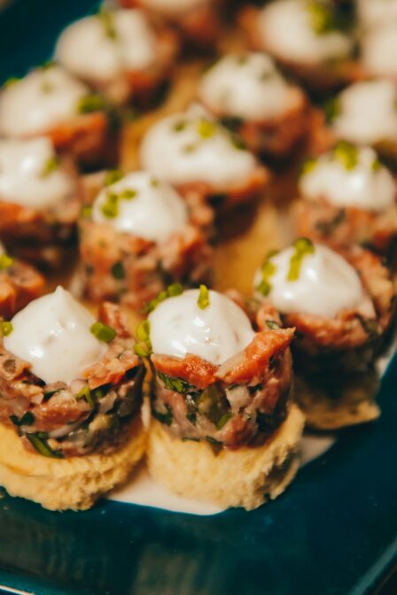 Catering dla firm – dlaczego to dziś standard w nowoczesnym biznesie?