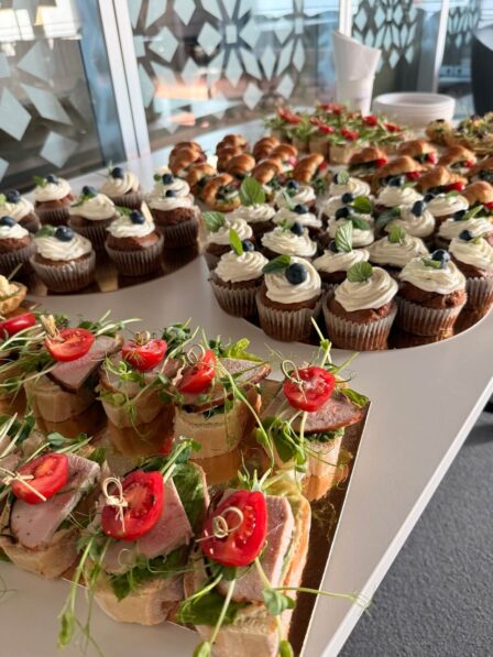 Catering dla firmy we Wrocławiu - Słodkie i wytrawne przekąski na spotkanie biznesowe