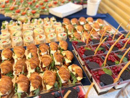 Realizacja cateringu we Wrocławiu - wytrawne i słodkie przekąski